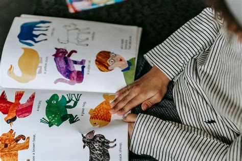 how to draw books for kids: exploring the art of storytelling through illustrations